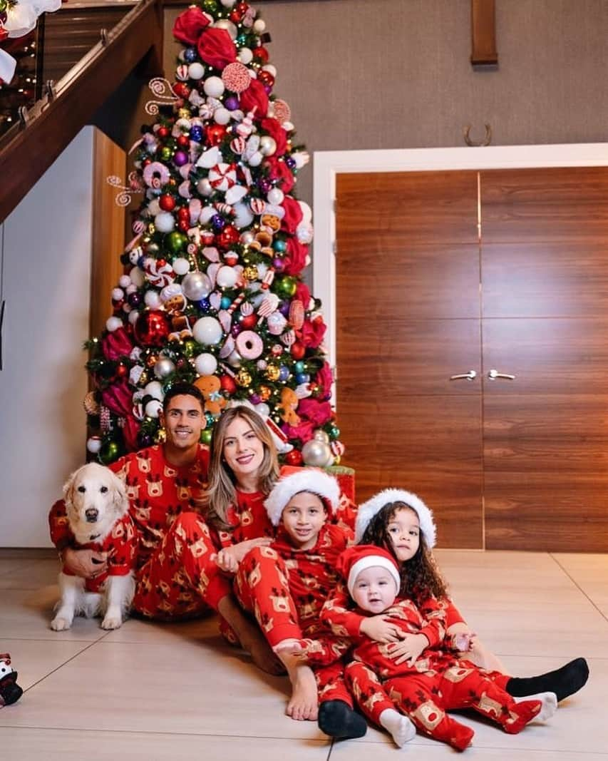 ラファエル・ヴァラーヌのインスタグラム：「Merry Christmas from our family to you and yours. 🎄🤍」