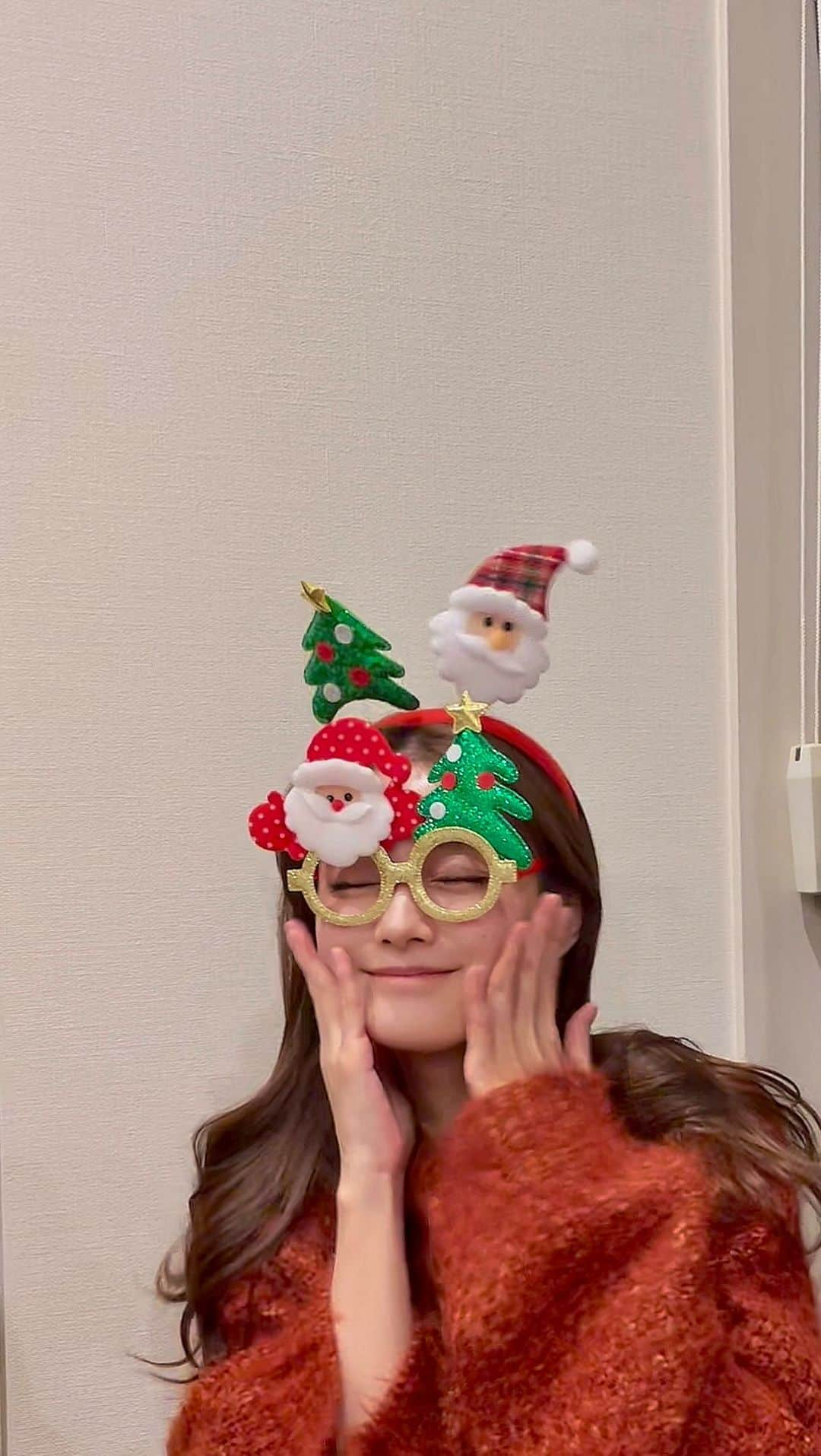 古賀哉子のインスタグラム：「❤️💚𝐌𝐞𝐫𝐫𝐲𝐂𝐡𝐫𝐢𝐬𝐭𝐦𝐚𝐬🎅🏻🎄🦌✨👧🏻🏠 Give me present♥  赤ニット: @pinue_official ❣️」