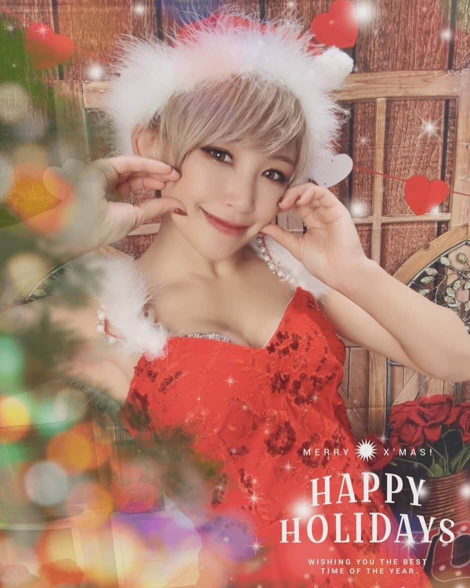 エリーのインスタグラム：「Happy Merry Christmas🎄🎁💌 ・ 皆さんが素敵な夜を過ごせますように✨ 今日会いに来てくれる方またのちほど！💓 ・ 会えない方も26日の16時まで クリスマスチェキを全３種販売してますので！🎅 エリーサンタからのプレゼント受け取ってください🎁♡ (詳しくはストーリーにて💌) ・ ・ #バーレスク東京#burlesquetokyo #クリスマス2023 #サンタコス」