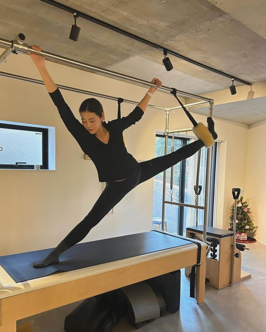 坂口佳穂さんのインスタグラム写真 - (坂口佳穂Instagram)「クリスマスにめぐみさんセッション🎄❤️ @i_pilates_tokyo  ありがとうございました🤍  今の私のニュートラルポジションに身体が戻った感じ✨ 身体の詰まりが流れて筋肉が起きてくるとしっかり立てて楽、解放された〜🙌  3枚目セッション終わりに撮ってもらったのだけど 意識せずとも反ってた腰が立って足の付け根が伸びて赤ちゃんのポジションも上がってる✨  #ipilatestokyo  #マタニティピラティス #pilates#conditioningpilates #32w#9ヶ月妊婦」12月25日 17時27分 - s_ka_ho