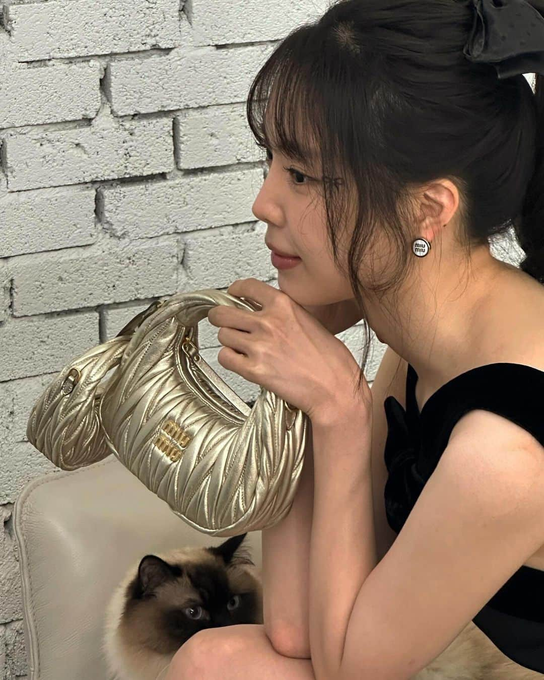 ソン・ナウンさんのインスタグラム写真 - (ソン・ナウンInstagram)「#AD @miumiu #miumiuholiday 🎀🖤」12月25日 17時47分 - marcellasne_