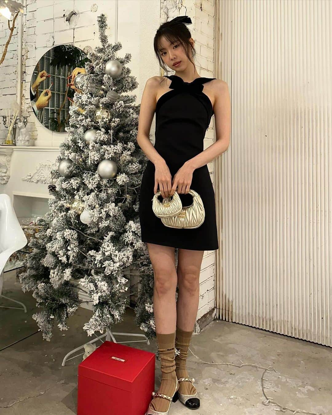 ソン・ナウンさんのインスタグラム写真 - (ソン・ナウンInstagram)「#AD @miumiu #miumiuholiday 🎀🖤」12月25日 17時47分 - marcellasne_