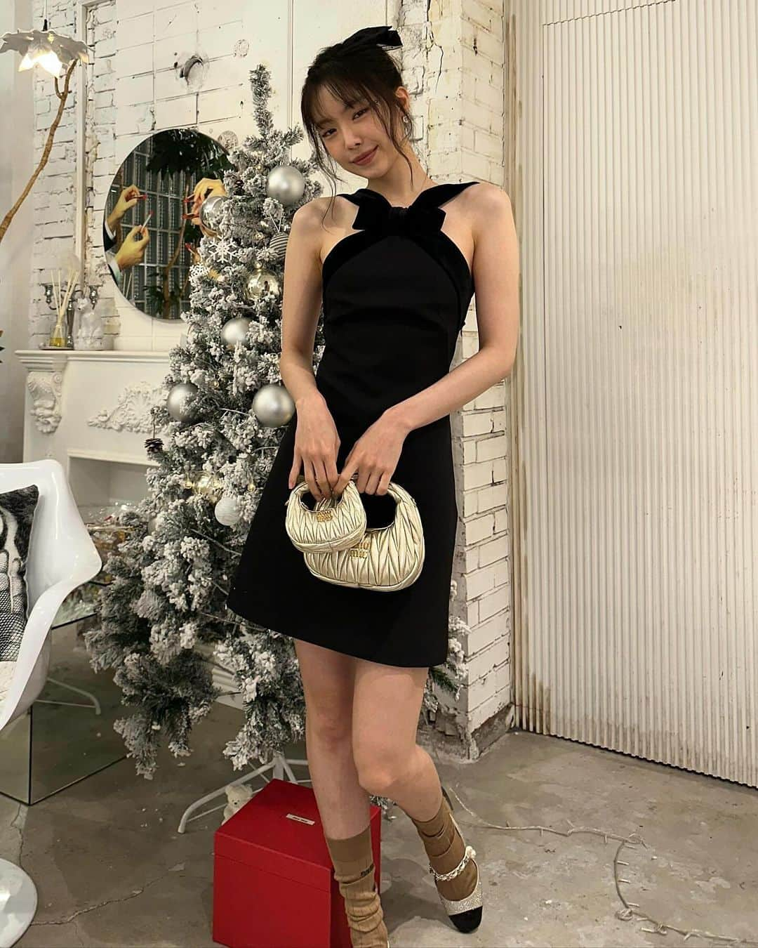 ソン・ナウンさんのインスタグラム写真 - (ソン・ナウンInstagram)「#AD @miumiu #miumiuholiday 🎀🖤」12月25日 17時47分 - marcellasne_