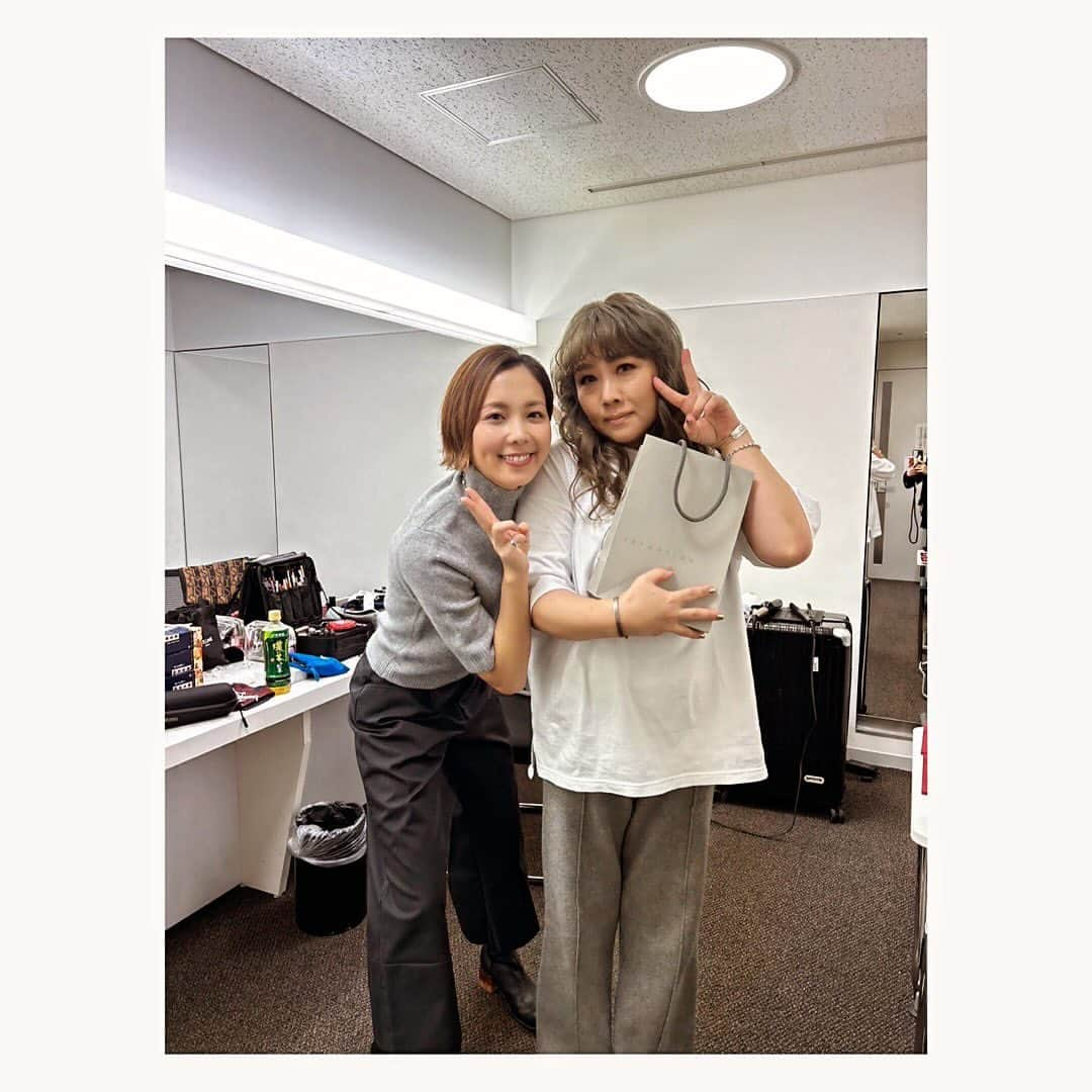 海原ともこさんのインスタグラム写真 - (海原ともこInstagram)「ありがとうございました  貴重な経験をさせて頂きました  松本さんともお話させて頂いて  礼二くんは心配してくれて  トミーも塙くんも楽屋に覗きに来てくれて  頑張ってる後輩の方の勇姿を間近で見れて 皆さんかっこよかったです　  でも、1番心配して応援してくれて喜んでくれたのはやすよやな。 ありがとう。  お疲れ様でした。  ありがとうございました」12月25日 17時47分 - tomocolovesmile