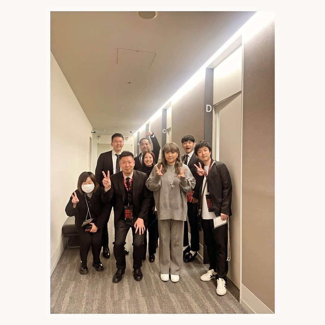 海原ともこさんのインスタグラム写真 - (海原ともこInstagram)「ありがとうございました  貴重な経験をさせて頂きました  松本さんともお話させて頂いて  礼二くんは心配してくれて  トミーも塙くんも楽屋に覗きに来てくれて  頑張ってる後輩の方の勇姿を間近で見れて 皆さんかっこよかったです　  でも、1番心配して応援してくれて喜んでくれたのはやすよやな。 ありがとう。  お疲れ様でした。  ありがとうございました」12月25日 17時47分 - tomocolovesmile