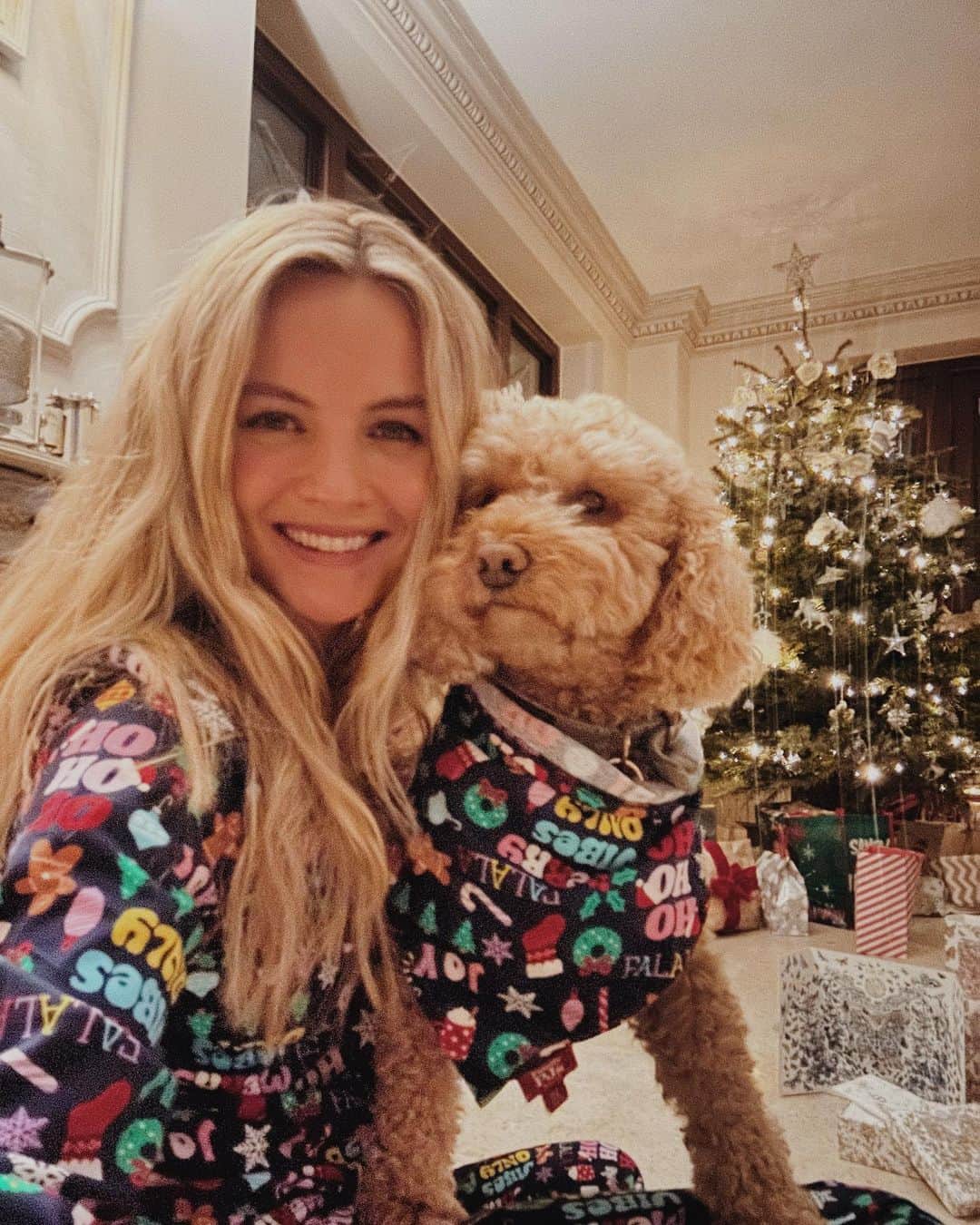 ニオミ・スマートのインスタグラム：「Merry Christmas!  Sending love to you! 💋❤️」