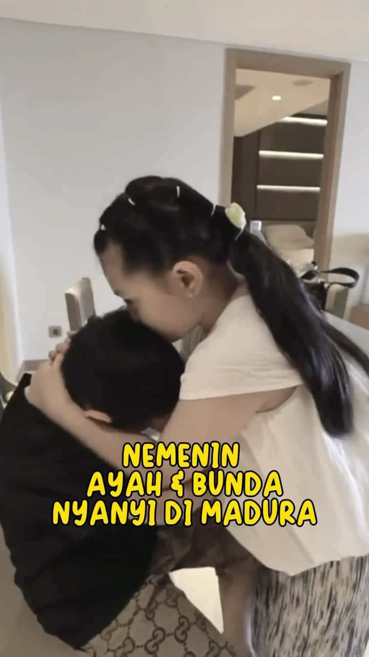 Keluarga A5のインスタグラム：「Nemenin Ayah dan Bunda kerja di Madura😍, Ternyata Arsy, Arsya, kak Loly dan Kak Jiel ada keturunan Madura, tempat kelahiran nenek moyang Ayah disini😍」