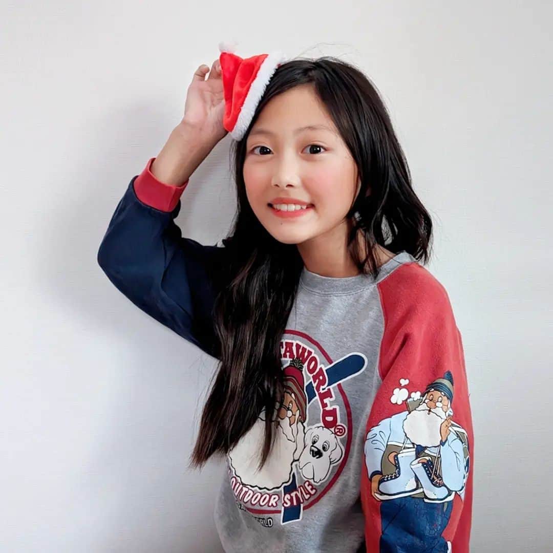 えりのインスタグラム：「🎄 . . Happy Merry Christmas . . tops:used clothes #santaworld  . . 聖なる夜だからと関係なく 今日も今日とてなぁちゃん習い事。 先生にも感謝ーーー！！ あと何回家族で一緒にクリスマス迎えられるかなぁ」