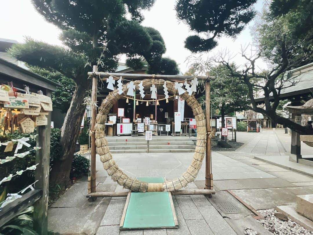 紗々さんのインスタグラム写真 - (紗々Instagram)「事務所に行く予定があったので #鳩森八幡神社 へ今年のお礼参りに⛩️  去年のクリスマスイブに救急車で運ばれて、今年の初詣で「治癒守」を頂いてきました。  時間はかかりましたが手術を経て無事治癒しましたので、お礼参りでお守りをお返ししてきました✨(実は夏に入院してました) 無事元気に生きて戻れて、本当に良かったです。。 ありがとうございました🥲🕊️  そして、鳩森八幡神社のInstagram( @hatonomori_shrine )で、来年の「辰」の #干支みくじ がもう居るらしく…！  一足先にお迎えさせていただきました🥰かわいすぎる❣️ 元日におみくじを開封したいと思います！  今年の「うさぎ」が初めてだったので、干支みくじが十二支揃うまで事務所キャスティングボイスで紗々のお仕事ができて、鳩森八幡神社にお参りできますように✨  本年も本当にありがとうございました🙏  #お参り #お礼参り #神社 #千駄ヶ谷 #おみくじ #花手水」12月25日 18時52分 - 03sasa03