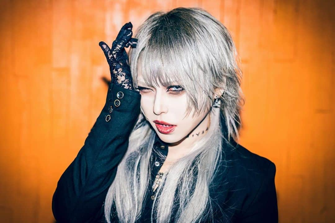 Aryuのインスタグラム：「【THE DEVIL INSIDE】  New Artist photo.  2024.1.24.Release 『BEAUTIFUL NIGHTMARE』  OFFICIAL HP https://thedevilinside.ryzm.jp Photoby:Lum(Grimaqua) Hair&make:石井遼子  @LUM1110_」