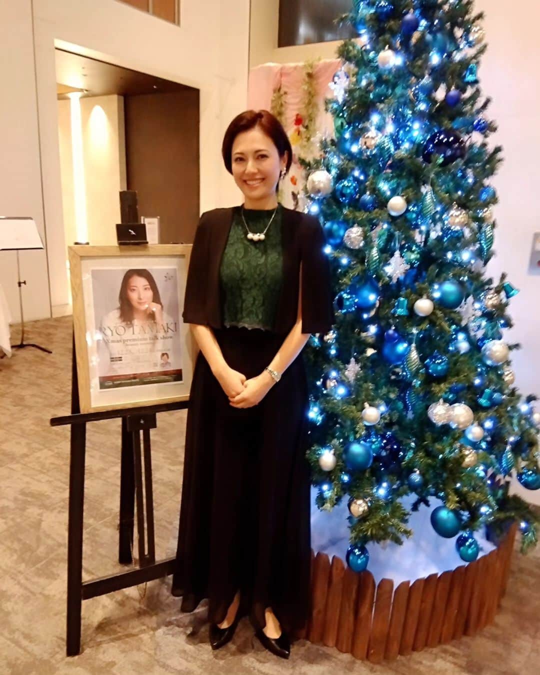 梅田陽子さんのインスタグラム写真 - (梅田陽子Instagram)「今年のXmasは、 珠城りょうさんやファンの皆さんと 過ごさせていただきました。 2日間マチソワ、合計４回ショーがありまして MC、聞き役を務めました。  インタビュー、対談のお仕事は大好きで 今回は、大激戦の抽選を通り抜けたファンの皆様に囲まれて。 より一層、私も気合の入ったお仕事でありました。  私の珠城さん歴は、 数年前のダイキンのコマーシャルからで🥰 即効、名前をググらせていただき、 舞台に詳しい義理姉に聞いたりしながら 拝見するようになりました。 （古くからの珠トモの皆様失礼します。 これね、本当の話ですw） VIVANTからも目が離せなかった！  乗馬をされるという珠城さん。 馬トモでした😄 初日は、筋肉痛がちょっと残っていて・・・なんておっしゃっていて、馬の素晴らしさも語ってくださって。 また馬🐴でもお仕事ご一緒できたら嬉しいな。  武内麻美さん率いるカルテットの皆さんの演奏もとても素敵で 珠トモさん方も聴き入っていて、 お見送りの時間になっても残って聞いていらっしゃる方も。  いっぱいの拍手と、楽しかったのお声がけ、 私にまでありがとうございます。 アナウンサー冥利に尽きます。 寿命がどんどん伸びますwww  楽しいお時間をありがとうございました  #珠城りょう さん #俳優 #トークショー #ディナーショー #ランチトークショー #🎄 #クリスマストークショー #武内麻美 さん #カルテット #アナウンサー #MC #梅田陽子 #X（Twitter）にも皆様ありがとうございました」12月25日 19時33分 - yokoumeda