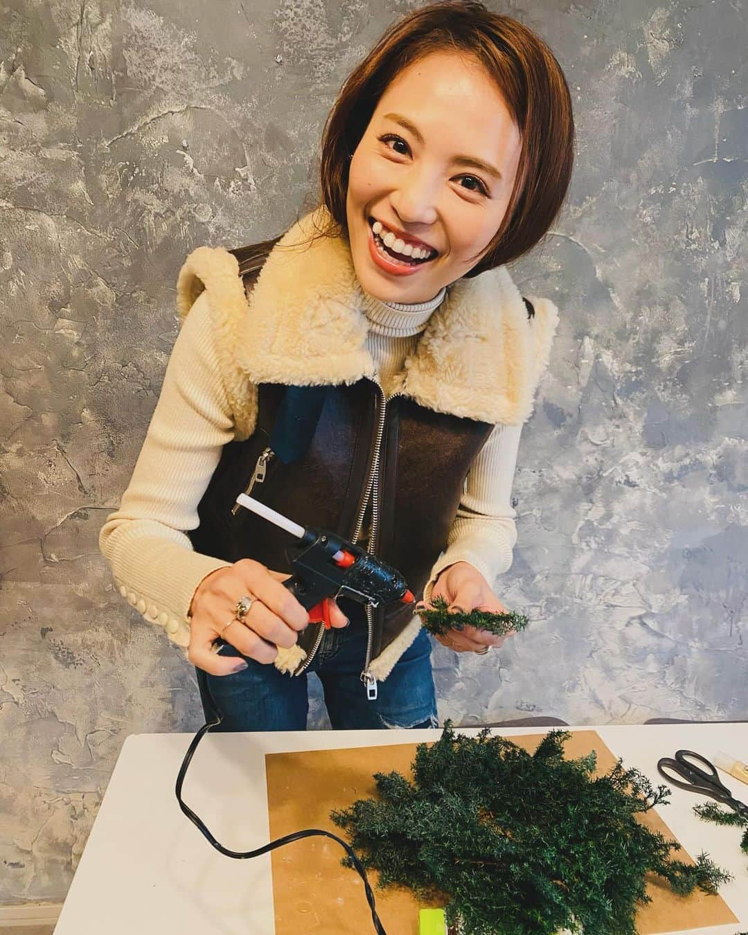 田野アサミさんのインスタグラム写真 - (田野アサミInstagram)「I made a Christmas wreath. 🫎✨🔔🎄🛷⭐️🌿 クリスマスだから聞いてもらおう皆に！😏👂 25日のうちに皆にも見てもらおう！🙏😊 今月の頭にね人生で初めてクリスマスリースを制作🎄✨（制作って言ってみたかった♡笑） モミの木のすんごい良い香りに癒されてお仕事前でもチャチャっと作れた！ 自分へのクリスマスプレゼントリース！ お家に飾ってるるるる♡ #田野アサミ#asamitano#wreath#Xmas 集中しすぎて先生にお写真撮りますか?って声かけられハッ！と気づいた。笑 撮っといてよかった☺️🌿自分でハピネス作りに行きました🎄😚話でした！ 聞いてくれてありがとう🎁」12月25日 20時15分 - tano_asami