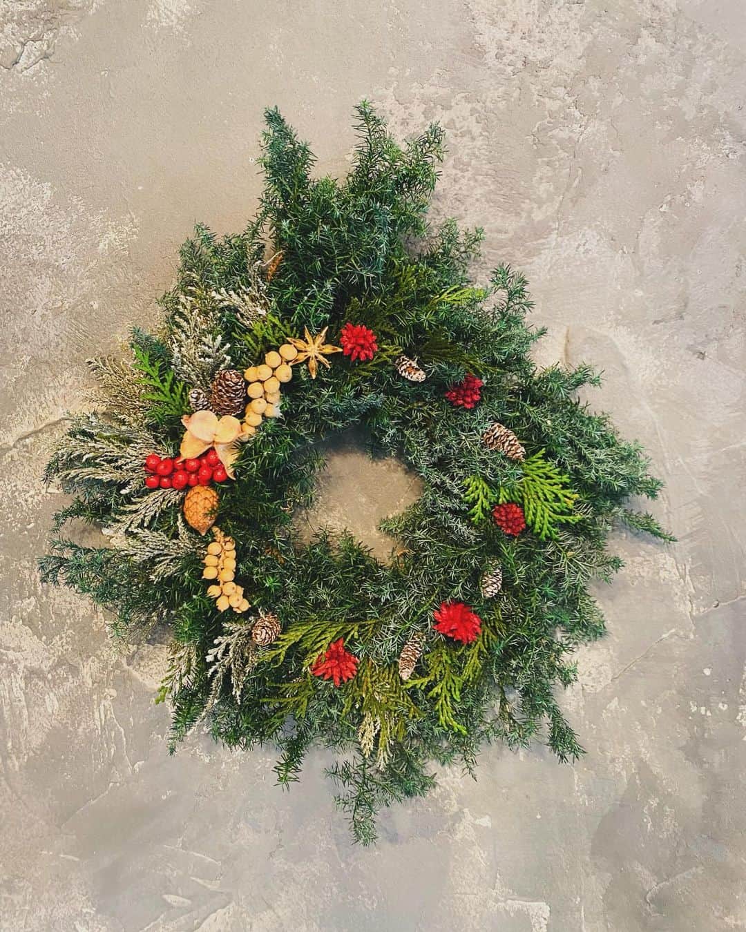 田野アサミさんのインスタグラム写真 - (田野アサミInstagram)「I made a Christmas wreath. 🫎✨🔔🎄🛷⭐️🌿 クリスマスだから聞いてもらおう皆に！😏👂 25日のうちに皆にも見てもらおう！🙏😊 今月の頭にね人生で初めてクリスマスリースを制作🎄✨（制作って言ってみたかった♡笑） モミの木のすんごい良い香りに癒されてお仕事前でもチャチャっと作れた！ 自分へのクリスマスプレゼントリース！ お家に飾ってるるるる♡ #田野アサミ#asamitano#wreath#Xmas 集中しすぎて先生にお写真撮りますか?って声かけられハッ！と気づいた。笑 撮っといてよかった☺️🌿自分でハピネス作りに行きました🎄😚話でした！ 聞いてくれてありがとう🎁」12月25日 20時15分 - tano_asami
