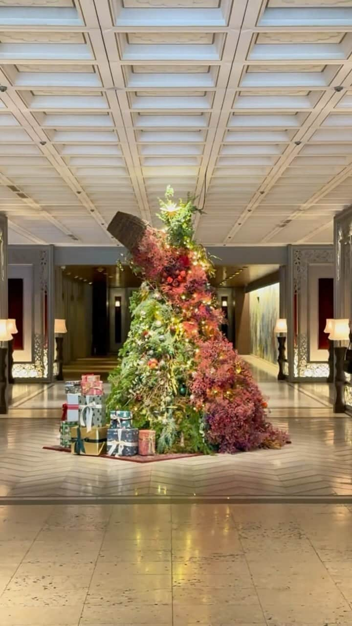 東京プリンスホテルのインスタグラム：「【🎅Happy Holidays🎄】  大切な方と素敵な1日をお過ごしください。  🎅 Merry Christmas from Tokyo Prince Hotel! 🎄  Wherever you are and whomever you're with, we wish you all a truly wonderful holiday!  Share your own images with us by tagging @tokyoprincehotel  —————————————————————  #東京プリンスホテル #クリスマス #メリークリスマス #tokyoprincehotel #merrychristmas」