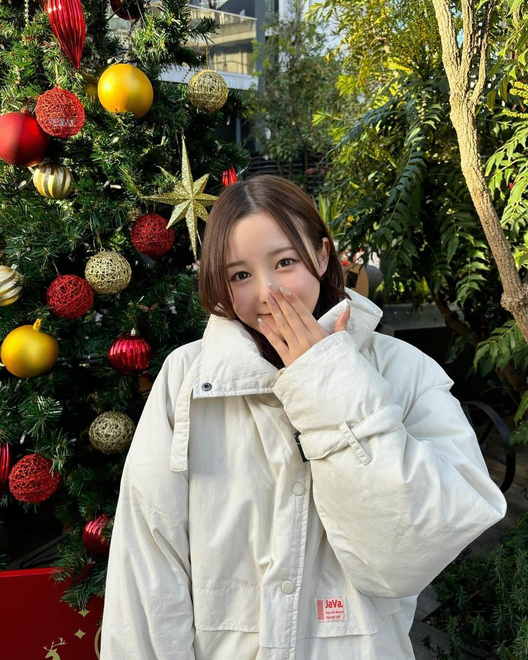 伊藤小春のインスタグラム：「メリークリスマス🎅🏻✨ ⁡ ⁡ 名古屋で家族と過ごす予定でしたが、 色々あって延期になりました……残念🥹 ⁡ なので急遽、親友宅でクリパしてます♡ ⁡  ⁡ ⁡」