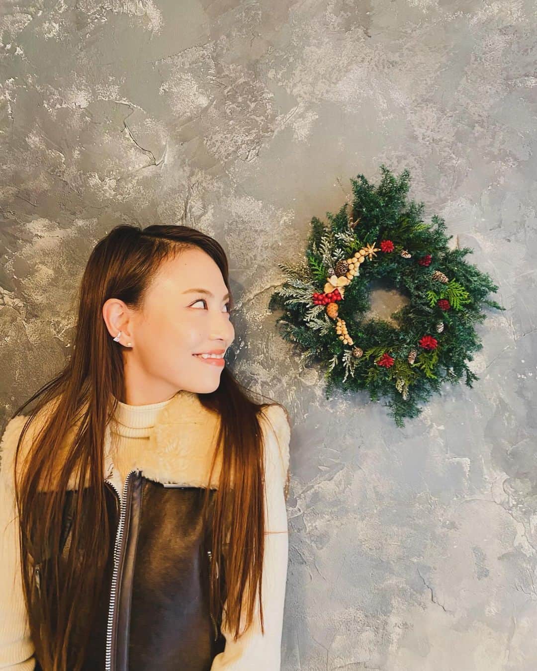 田野アサミのインスタグラム：「I made a Christmas wreath. 🫎✨🔔🎄🛷⭐️🌿 クリスマスだから聞いてもらおう皆に！😏👂 25日のうちに皆にも見てもらおう！🙏😊 今月の頭にね人生で初めてクリスマスリースを制作🎄✨（制作って言ってみたかった♡笑） モミの木のすんごい良い香りに癒されてお仕事前でもチャチャっと作れた！ 自分へのクリスマスプレゼントリース！ お家に飾ってるるるる♡ #田野アサミ#asamitano#wreath#Xmas 集中しすぎて先生にお写真撮りますか?って声かけられハッ！と気づいた。笑 撮っといてよかった☺️🌿自分でハピネス作りに行きました🎄😚話でした！ 聞いてくれてありがとう🎁」