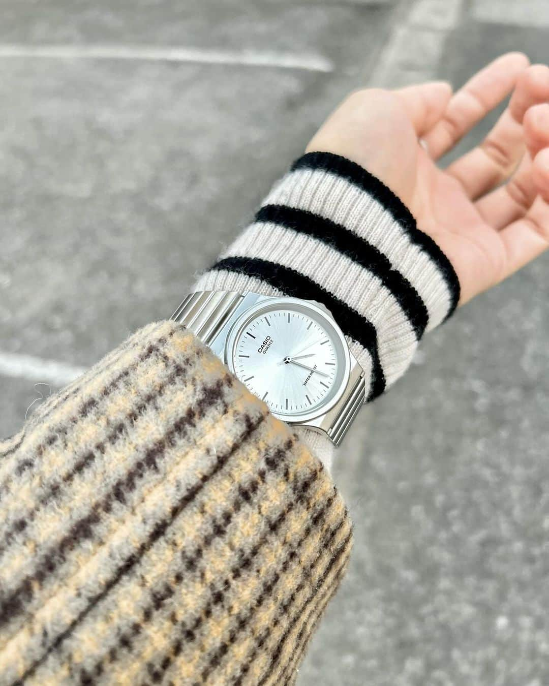 熊田和花のインスタグラム：「きゅーとなてもと⌚️ かわいいコート🧥 10年使う  #CASIO #cheapcasio #BEAMS #merrymanyarigato  #🎄」