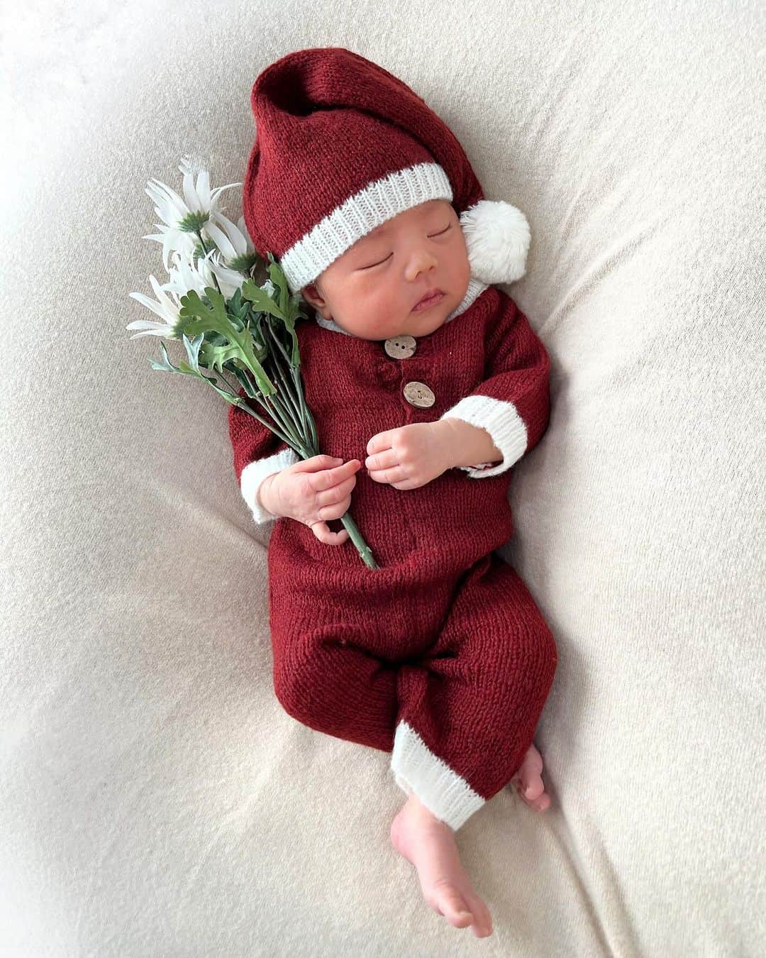 R E R Eさんのインスタグラム写真 - (R E R EInstagram)「🎄  メリークリスマス🎄🎁  ニューボーンフォトの いっちゃんサンタ🎄👶🏻❤️ 可愛すぎるんだがっ😡❤️❤️  📷Photo : @nahomi__hairmake   . . . #浜松#baby#ニューボーンフォト#赤ちゃん#ママ#親バカ部#子供のいる暮らし#クリスマス」12月25日 21時33分 - rere0616