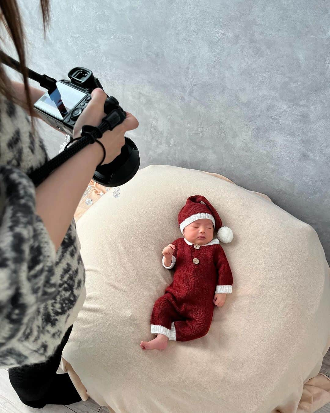 R E R Eさんのインスタグラム写真 - (R E R EInstagram)「🎄  メリークリスマス🎄🎁  ニューボーンフォトの いっちゃんサンタ🎄👶🏻❤️ 可愛すぎるんだがっ😡❤️❤️  📷Photo : @nahomi__hairmake   . . . #浜松#baby#ニューボーンフォト#赤ちゃん#ママ#親バカ部#子供のいる暮らし#クリスマス」12月25日 21時33分 - rere0616