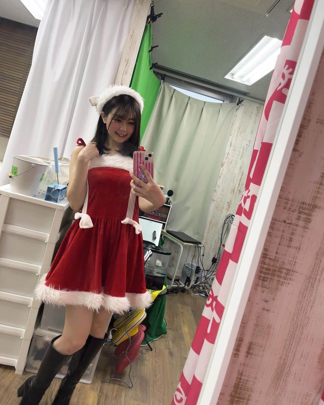 鈴乃八雲さんのインスタグラム写真 - (鈴乃八雲Instagram)「今年も撮影会でサンタさん沢山着たよ🎅🍰🎄  　　　　 #クリスマス #メリークリスマス #メリークリスマス🎄 #メリークリスマス🎅 #サンタコス #サンタ #サンタコスプレ #サンタさん #xmas #christmas #merrychristmas #merrychristmas🎄 #merrymerrychristmas #merrychristmas❤️ #merrychristmaseveryone🎄 #merrychristmas🌲 #merry_xmas #merrychristmaseveryone #merry_christmas #merry_christmas🎄　#マリームーン #marrymoon」12月25日 21時33分 - yakumo_suzuno