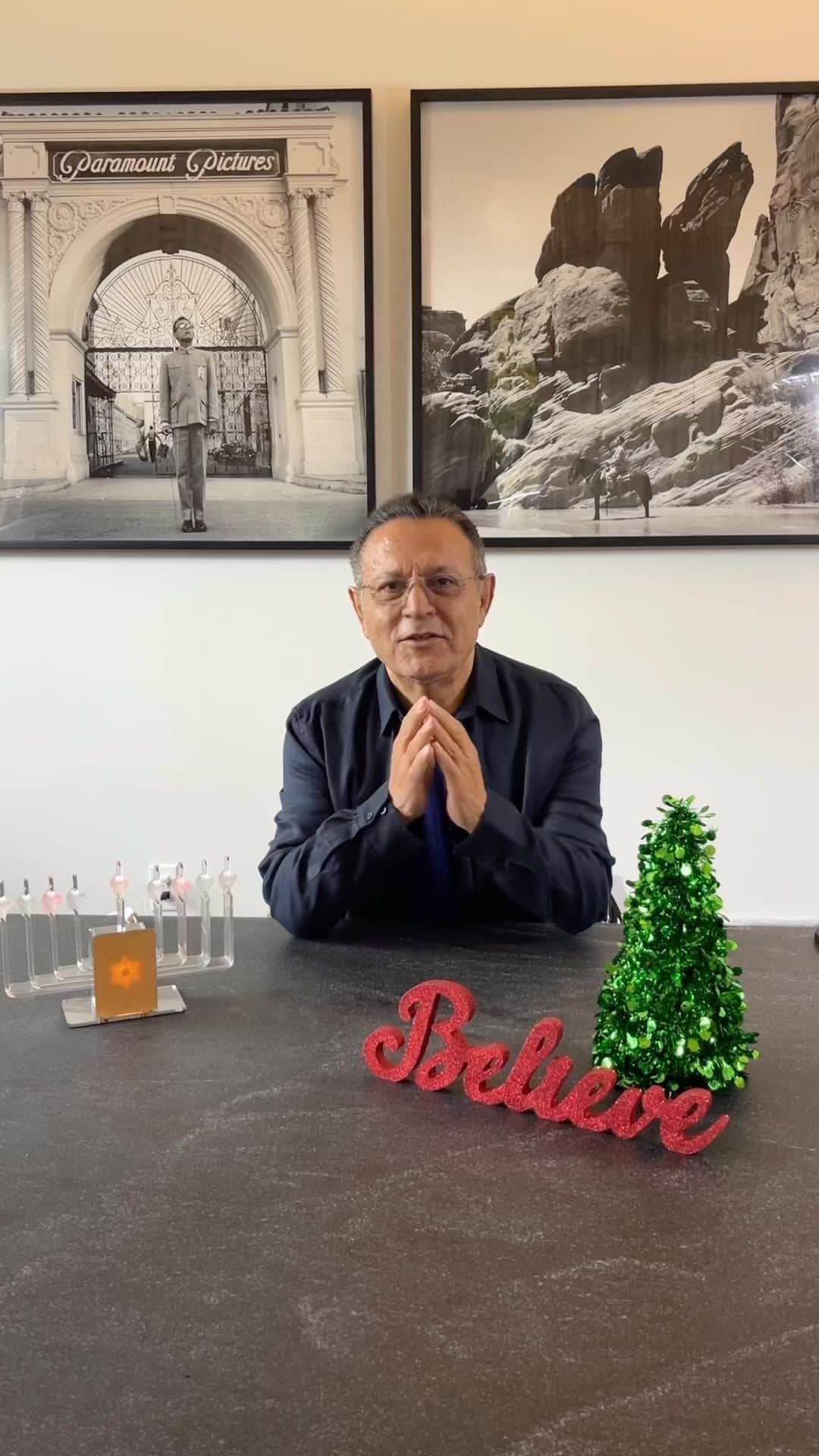 エリータハリのインスタグラム：「Whatever is beautiful, whatever is meaningful, whatever brings you happiness. May it be yours this holiday season and throughout the coming year!  Happy Holidays!🙏」