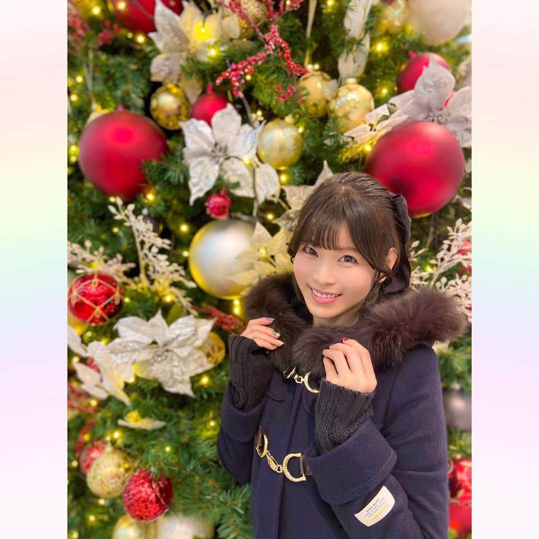 長柄ひろみさんのインスタグラム写真 - (長柄ひろみInstagram)「#Xmas 🎅🏻  ꙳⋆‪࿄ཽ·˖* 𝙼𝚎𝚛𝚛𝚢 𝚇𝚖𝚊𝚜 ࿄ཽ·˖*‬  クリスマスといったらやっぱりツリーだよね🎄🌟 クリスマスツリーやイルミネーションで街が煌びやかになるこの季節が好きなんですが、今日で見納めかと思うと少し寂しい🥺  皆さんはどんなクリスマスを過ごしてますか？ 素敵なクリスマスになりますように🥰🎄💗  この投稿にクリスマスソングをつけようと思って探してるときに竹内まりあさんのケンタッキーのCMソング何て題名だっけ？って思って仕方ないからInstagramの楽曲検索でケンタッキーって入れたら出てきた😂🍗🎵 インスタ凄すぎない？😂👏🏻 でも結局好きなマライヤキャリーの曲にしちゃった😗🎄🎅🏻🌟  ｡・ﾟ・。𖠰｡・ﾟ・。𖡪｡・ﾟ・。𖠰｡・ﾟ・｡𖡪。・ﾟ・。  #クリスマスツリー 🎄」12月25日 22時03分 - aoi_asahi