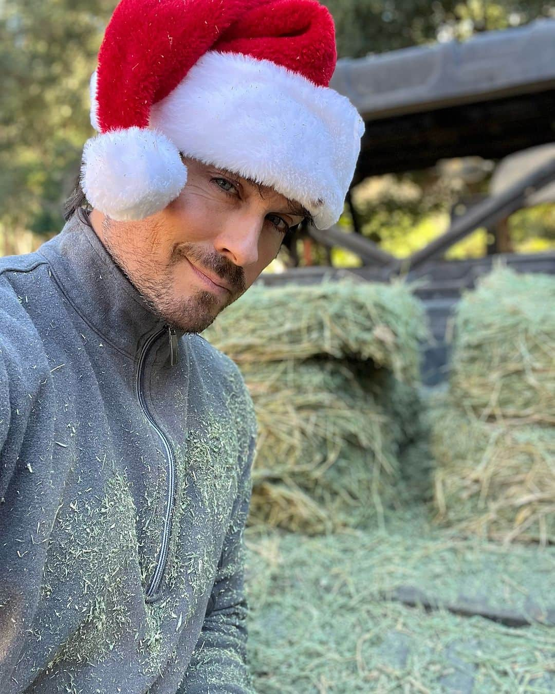 イアン・サマーホルダーさんのインスタグラム写真 - (イアン・サマーホルダーInstagram)「Merry Christmas from our chaotic farm to yours! 🎄🎉🥃」12月26日 8時12分 - iansomerhalder