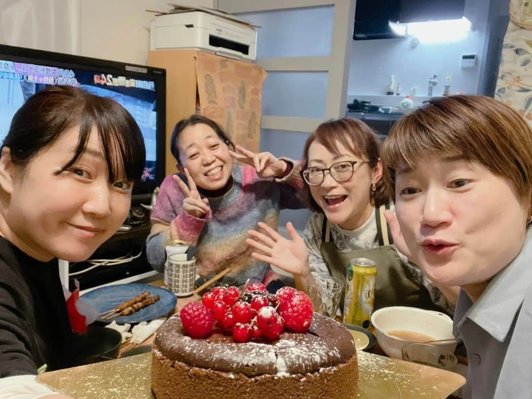 鈴木奈都のインスタグラム：「我が家で、熟女だらけのクリパ＆ハピバ＆忘年会❗食べた食べた〜楽しかった😍」