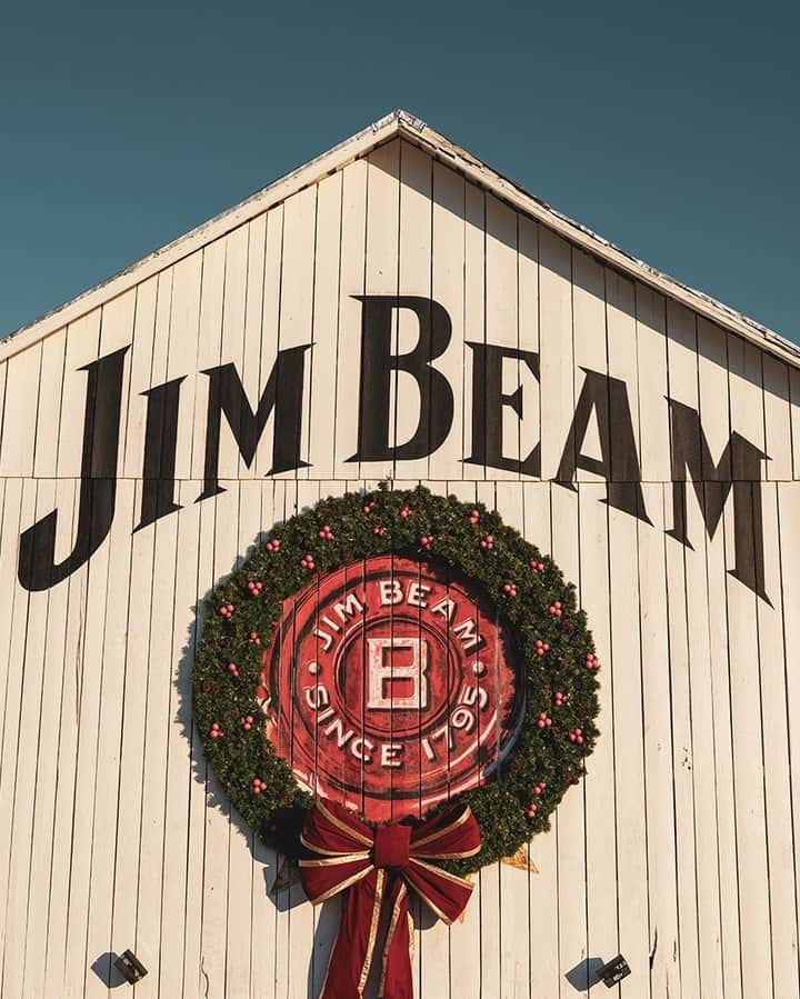 Jim Beamさんのインスタグラム写真 - (Jim BeamInstagram)「From our home to yours, Happy Holidays.」12月26日 0時41分 - jimbeamofficial