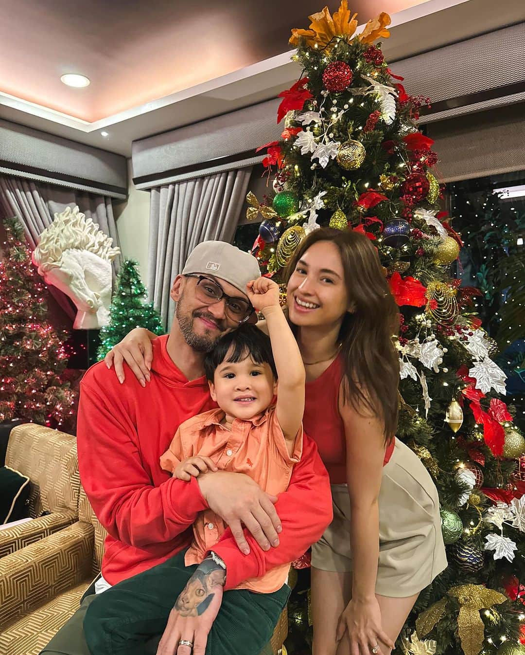 Coleen Garciaさんのインスタグラム写真 - (Coleen GarciaInstagram)「Merry Christmas from our fam to yours! 💕   No Christmas PJs this year cause all of our stuff are still in boxes while our home is being renovated. 🤪 It’s been a challenging season for our family (if you only knew), but I will never stop praising God for how good He is in spite of it all. My heart is still full of gratitude, and I will forever be in awe of how He works. Just taking this time to mark this moment in our lives. The past couple of months alone have been crazy, to say the least. I’m excited to start a new year and a new chapter already, but the lessons we’ve learned and faith we’ve built in this season will carry us through the rest of our lives. The God of the mountain is the God of the valley. 🤍 Thank you, Lord, for the gift of family. Truly, it’s all that matters to me. 🌟」12月26日 1時00分 - coleen