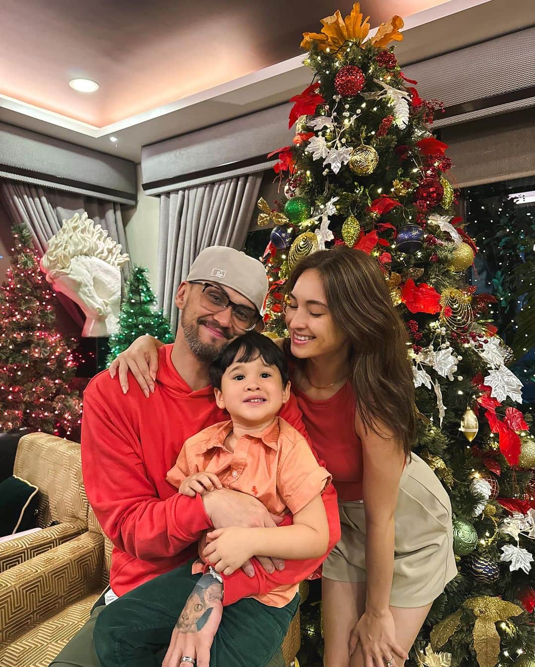Coleen Garciaのインスタグラム：「Merry Christmas from our fam to yours! 💕   No Christmas PJs this year cause all of our stuff are still in boxes while our home is being renovated. 🤪 It’s been a challenging season for our family (if you only knew), but I will never stop praising God for how good He is in spite of it all. My heart is still full of gratitude, and I will forever be in awe of how He works. Just taking this time to mark this moment in our lives. The past couple of months alone have been crazy, to say the least. I’m excited to start a new year and a new chapter already, but the lessons we’ve learned and faith we’ve built in this season will carry us through the rest of our lives. The God of the mountain is the God of the valley. 🤍 Thank you, Lord, for the gift of family. Truly, it’s all that matters to me. 🌟」