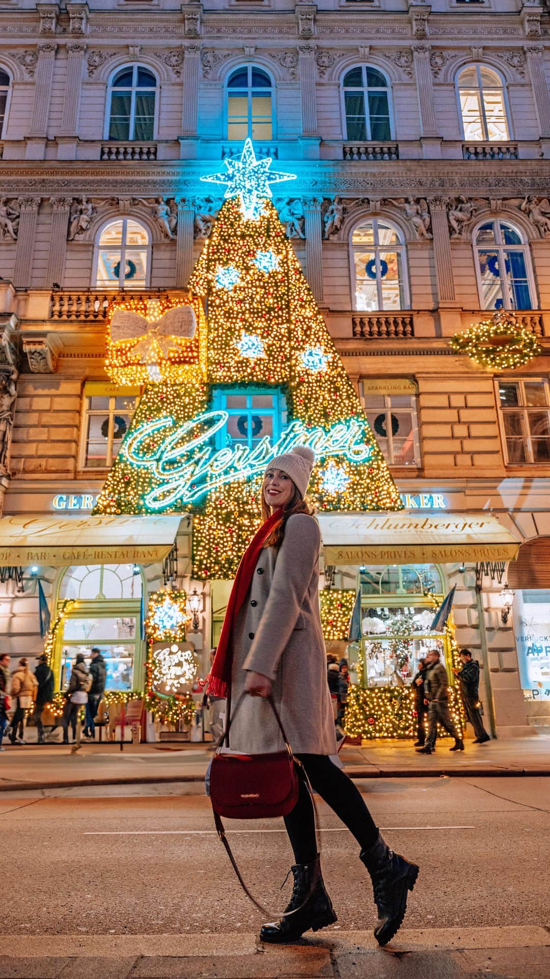 Izkizのインスタグラム：「Festive Vienna and my final Christmassy video of 2023! 🎄🎅🏻 the last couple of months have been so much fun shooting in London and travelling around Christmas markets in Europe but it’s time to go back to normal life now. 🙃 Hope everyone’s having a lovely, cosy Christmas Day! ❤️  #Christmas #Xmas best Christmas markets, European Christmas markets #vienna guide, #christmasvienna #europetravel #Vienna #visitvienna #christmasinvienna #christmasineurope #christmasmarkets #bestchristmasmarkets #visitaustria #londonblogger Europe city guide, Europe travel, #uktravelblogger uk travel bloggers」