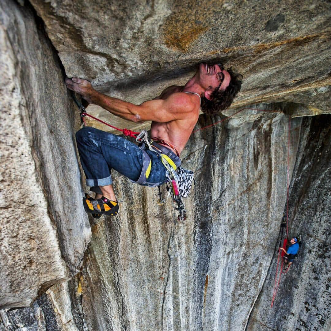 ジミー・チンのインスタグラム：「This is what it looks like to try hard. @cedarwright giving it all on the Gravity Ceiling, Higher Cathedral, Yosemite.」