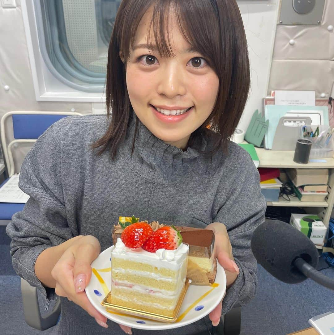 森谷佳奈のインスタグラム：「今年のクリスマスの思い出🎄 なんと暦のイタズラで月曜日がクリスマス、、  はきださNight!でもケーキ食べたり リスナーさんからのプレゼントで楽しんだり はたまたサミシマスメールを成仏する時間があったりと 楽しい時間でした！🙂  みなさまたくさんのプレゼントをありがとうございました！ 年末特番もよろしくお願いします🤲 31日(日)よる11時からです☺️  #kanayoru #はきださNight! #ラジオ」