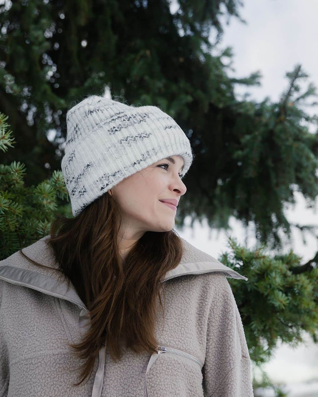 ダニエル・パナベイカーのインスタグラム：「From my Christmas morning to yours ❤️ I’m looking back on a wild & beautiful year with so much gratitude!」