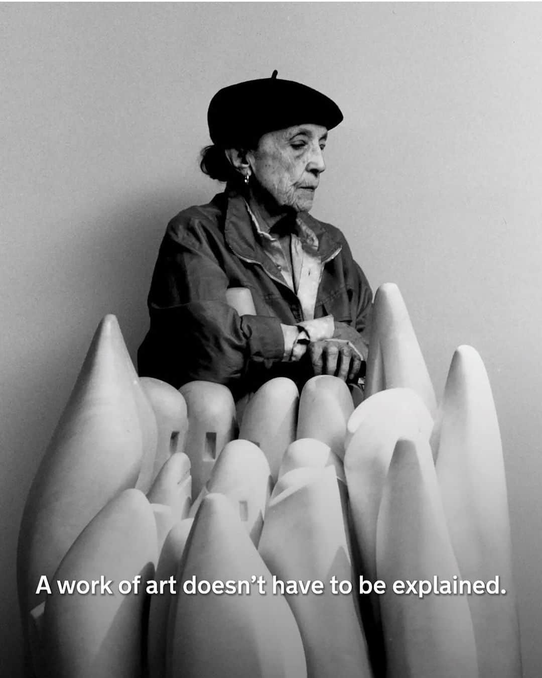 トームのインスタグラム：「‘A work of art doesn’t have to be explained.’ —#LouiseBourgeois born #onthisday in 1911.  Recognized as one of the most important and influential artists of the 20th Century, Bourgeois’s work is inextricably entwined with her life and experiences. ‘Art,’ as she once remarked in an interview, ‘is the experience, the re-experience of a trauma.’  Don’t miss ‘Louise Bourgeois. Has the Day Invaded the Night or Has the Night Invaded the Day?,’ the largest exhibition of the artist’s work ever seen in Australia on display at @artgalleryofnsw until 28 April 2024.  Learn more about the artist at the link in bio.  Louise Bourgeois with her marble sculpture ‘Eye to Eye’, 1990. Photo: Raimon Ramis Art © The Easton Foundation / Licensed by VAGA at ARS, NY  #HWQuote #HauserWirth #repost @hauserwirth」