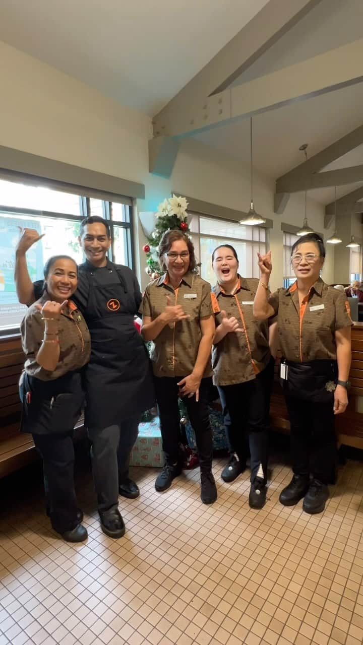 Zippy's Restaurantsのインスタグラム：「Mele Kalikimaka and Happy Holidays from our Zippy’s ‘ohana to yours 🧡   #NextStopZippys」