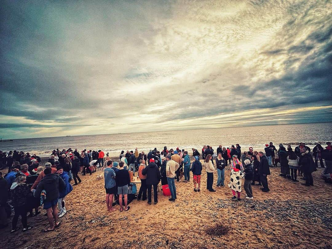 デビッド・モリシーのインスタグラム：「Christmas Day Swim! (I was an observer only!)」