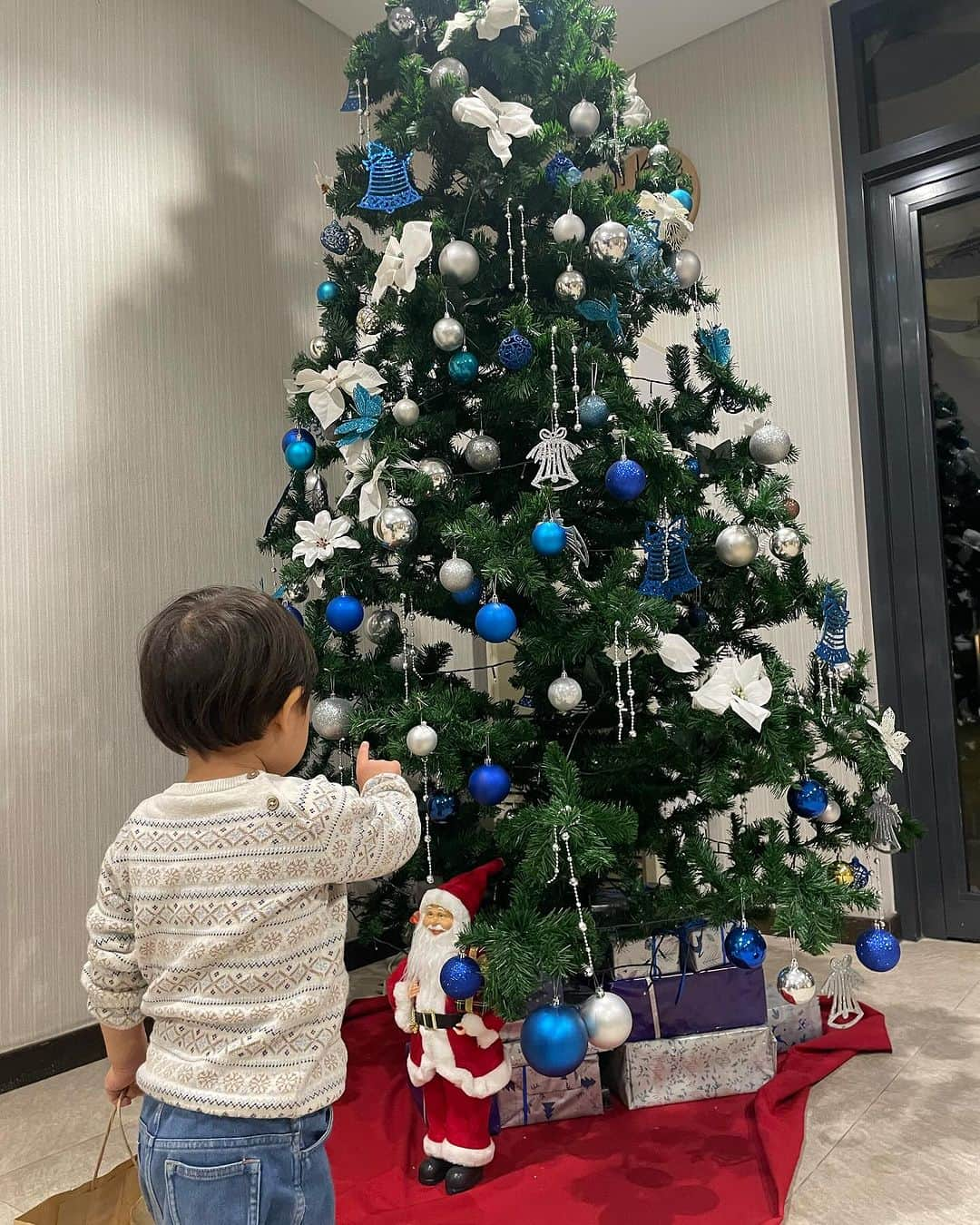 ひるいちかさんのインスタグラム写真 - (ひるいちかInstagram)「Abū Dhabīでの2回目のクリスマス🎅 たくさんの🎄と♥️ エミパレのツリーは圧巻だった！ #merrychristmas #dubai #abudhabi #海外子育て#駐在妻  #アブダビ妻」12月26日 5時47分 - hiruichika