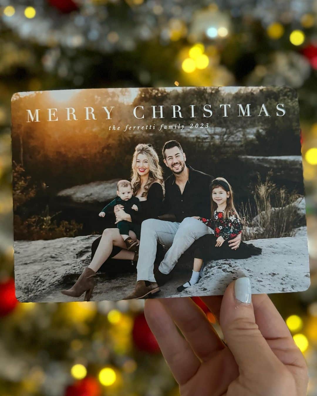アンナ・ニコル・スミスのインスタグラム：「Merry Christmas and Happy Holidays from my family to yours!! ❤️ We were so lucky to grow our family this year with the arrival of baby Jett, and we’ve been swept up in his bubble of love ever since 🥰   If we could only be so lucky to have as much health and happiness in 2024 🤞 wishing the same to all of you!!   Thank you for being here as we go through life together, and of course with some killer workouts in between 😉 many more of those to come in 2024!! 🙌🥰💕」