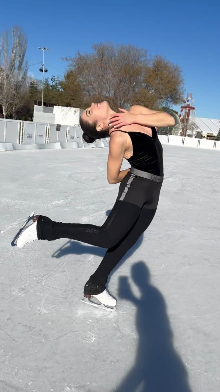 セリア・ロブレドのインスタグラム：「Patinar al sol es un alimento para el alma ☀️⛸️🤍   #skating #patinaje #pistadehielo #magicasnavidadestorrejon #iceskating」