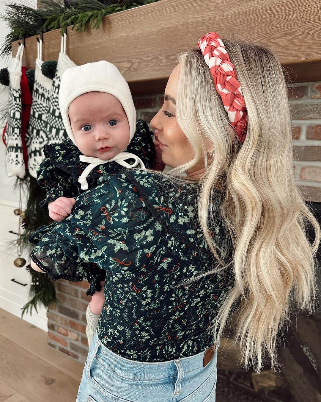 ミカイラ・スキナーのインスタグラム：「Merry Christmas from Lottie & Mykayla💋」