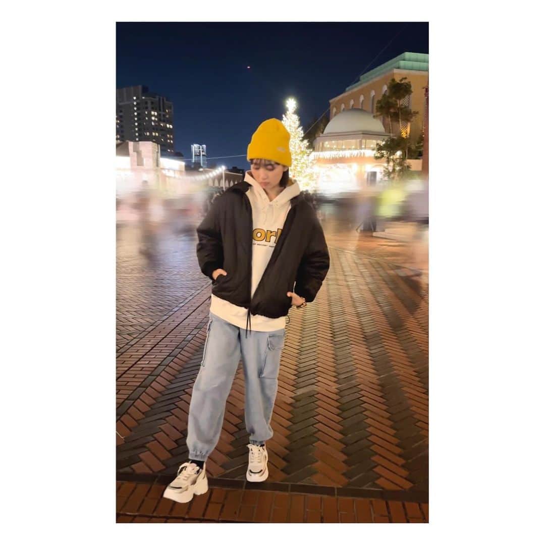 近藤結良さんのインスタグラム写真 - (近藤結良Instagram)「🎄✨ 恵比寿のイルミネーション見てきたよ~ クリスマスツリーの迫力すごすぎた!! 紅葉とイルミネーションの組み合わせがよりキレイさ増してたよ🩷 * * イルミネーションって夜見に行くからきっと寒いだろうなと思ってリバーシブルのアウターを合わせたよ!!ゆらは黒の方で着たから中がモコモコになって暖かかった🙌🏻 実はパーカーもパンツも裏起毛になってるの!! 黄色のニット帽はイルミネーションとの相性抜群!! * * NEXT➡️AKI🤍お楽しみに~ * * #PR #レピピアルマリオ #レピピリレー #ニコラ #nicola #ニコモ #ニコラ1_2月合併号発売中 #近藤結良 #ゆらふぉとぐらむ」12月26日 17時49分 - yura_kondo.official