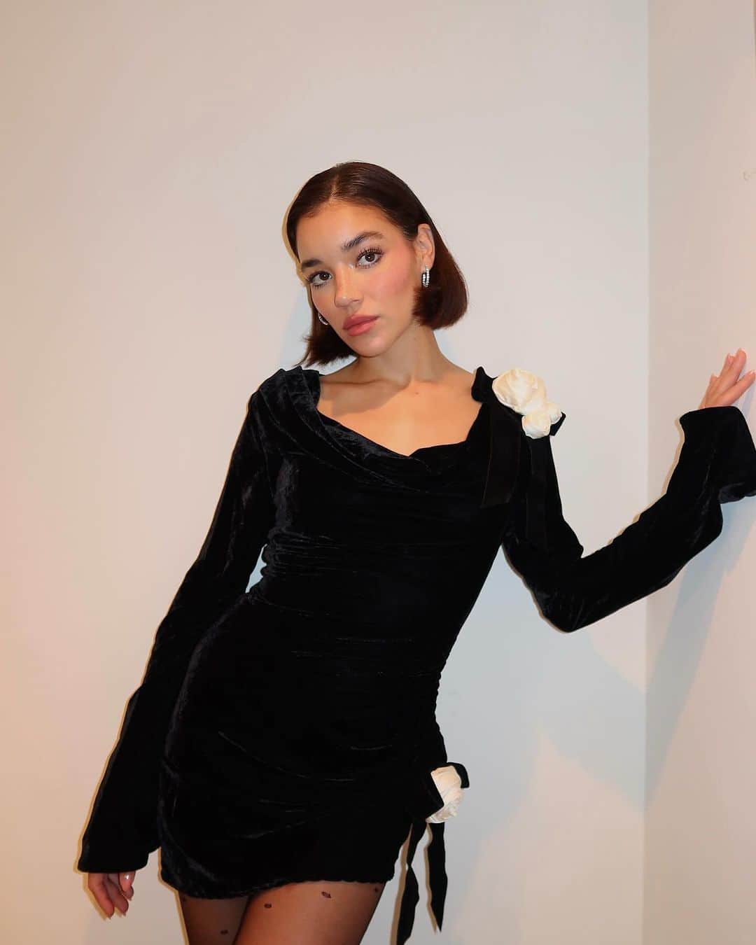 WHO WHAT WEARさんのインスタグラム写真 - (WHO WHAT WEARInstagram)「Say what you will about winter (you either love it or you hate it), but it’s the best time to think about the year’s biggest beauty trends. Throughout 2023, notable trends included the @haileybieber-inspired lob, the “cowboy copper” hair color trend, and the unexpected yet ultra-flattering hush cut. Once our reflection is complete, we look ahead and predict which ones are coming next. From warm, golden hair colors to cropped cuts, see what hair experts anticipate will be the biggest hair trends in 2024 at the link in bio. photos: @sabrinacarpenter @tashimrod @emmamoldt @vivian.yrl」12月26日 10時21分 - whowhatwear