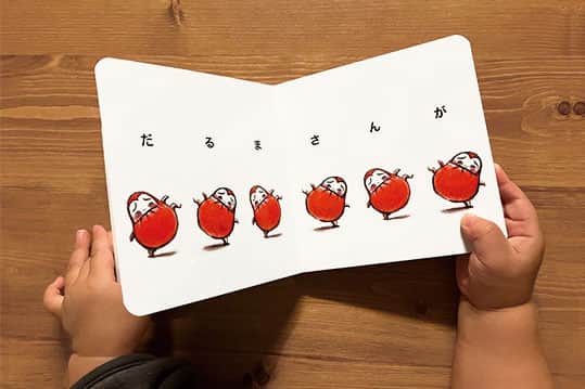 ブロンズ新社さんのインスタグラム写真 - (ブロンズ新社Instagram)「2008年の刊行以来、たくさんの子どもたちを笑顔にしてきた「だるまさん」シリーズ。 「赤ちゃんもめくりやすいボードブックがあったら嬉しい」「おでかけに持っていきやすい小さいサイズがほしい」と読者ハガキでたくさんの声が寄せられてきました。 この度、皆さまの声にお応えして、小さくて丈夫なボードブック版を発売します！  ボードブック版は、通常版より1辺が6cm小さく、 ●赤ちゃんのかわいい手でもめくりやすい👶 ●ベビーカーや電車、車のおでかけにも便利！ ●噛んでも舐めても破れにくい厚い紙でできています🙌  2024年1月1日、全国の書店さんで発売です🤗  『だるまさんが』『だるまさんの』『だるまさんと』ボードブック かがくいひろし 作 各880円（税込）  #泣く子も笑う絵本  #ブロンズ新社」12月26日 11時00分 - bronzeshinsha