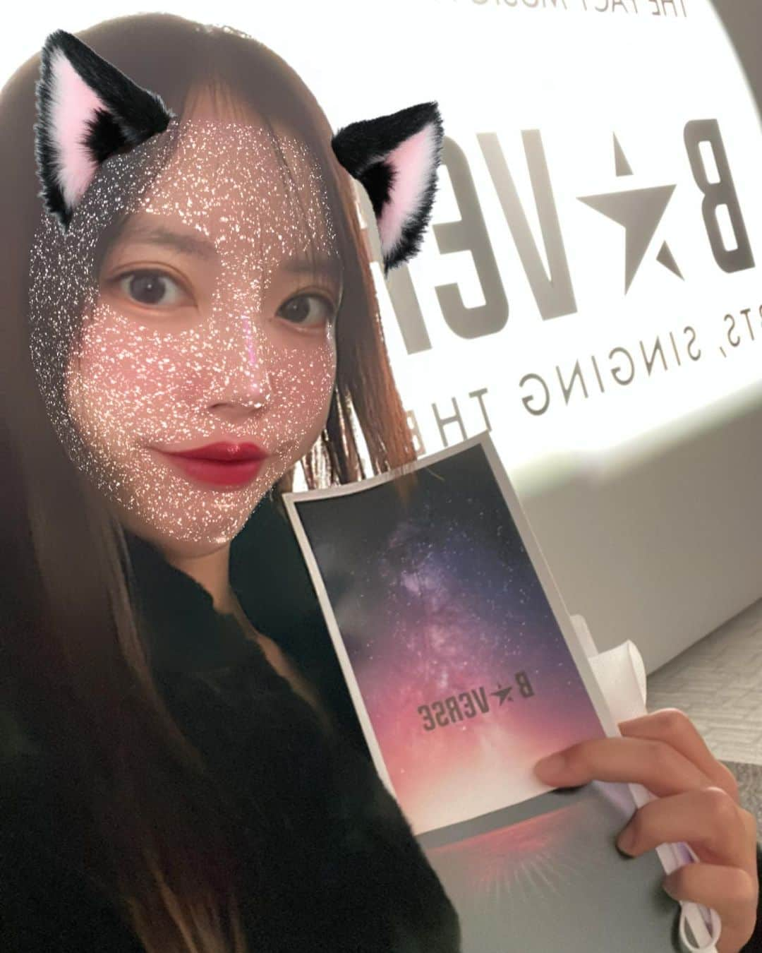 hina2221のインスタグラム：「ベルサール羽田空港で開催されている、BTSのB★VERSE (BTS SINGING THE STARS)へ遊びに行ってきました🌟  プロジェクションマッピングでライブ映像が見れたり、VRで高音質・高画質のライブ体験ができたり...🩷  VRはもう、メンバーが手を伸ばしたら届くんじゃないかって位置にいて、みんな大発狂笑笑 ドキドキがとまらなかった♡  下記に詳細載せてみたので、気になる人はいって みてね♡  -—————————————————— 【B★VERSE (BTS SINGING THE STARS)】  ［開催期間］ 2023年12月20日(水)〜2024年1月25日(木) ※変更が生じる場合あり。  ［時間］ 10時 - 21時 (80分制) ※�入場は毎時00分、20分、40分（最終入場は19時40分） ※変更が生じる場合がございます。  ［会場］ ベルサール羽田空港 〒144-0041 東京都大田区羽田空港2丁目7-1 https://www.shopping-sumitomo-rd.com/ haneda/access/  ［チケット料金］ 中学生以上(VRあり)･･･4,950円(税込) 小学生 (VRなし)･･･4,950円(税込) 当日券･･･4,950円(税込) ※�上記価格に発券手数料は含まれておりません。 ※未就学児は入場深沢 -——————————————————| #PR #bts #btsarmy #ARMY #BVERSE #VR体験」