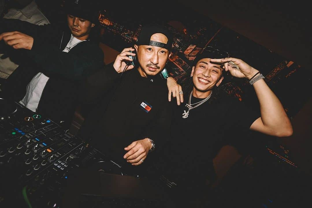 DJ RYOWのインスタグラム：「TO THE TOP X'MAS🎄R&B NIGHT / 12.24.2023 メンツも内容も最高の一夜。 またいつかやりたいPARTY。大感謝🙏 S/O to @tothetopgang 🫡  📷 @tana_guidance_shot」