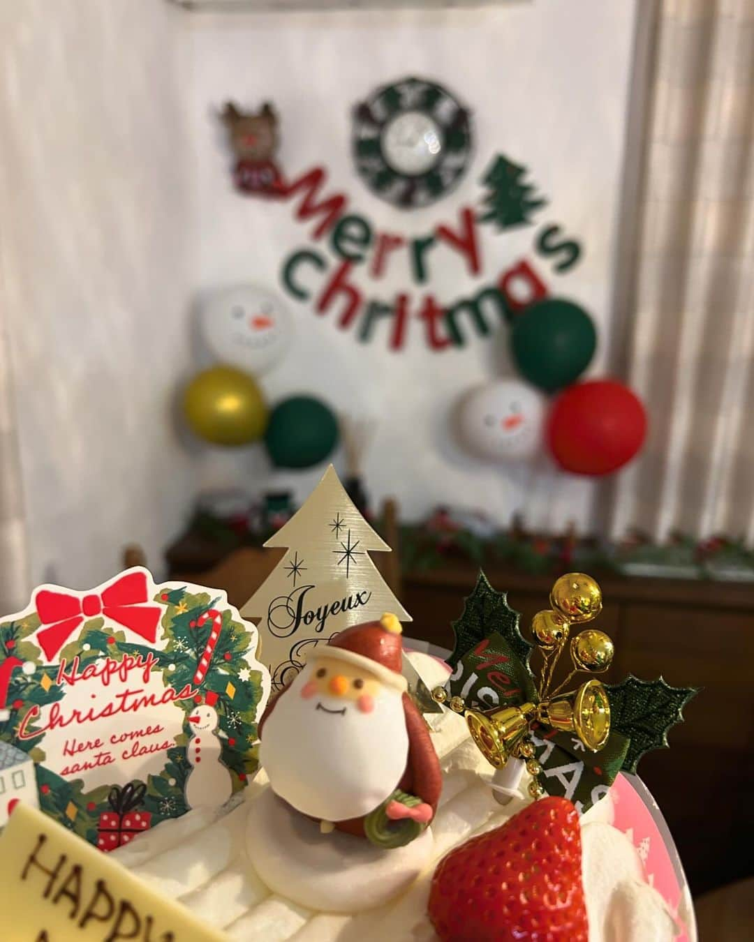 祐澄しゅんのインスタグラム：「楽しいクリスマス🎄 終わったら現実がーーー🙃 母お仕事最後まで頑張ります！ そして年末年始の準備… 何より元旦は子供の誕生日🎂とうとう2歳！ 皆さんご自愛ください。 #2023christmas #いい思い出 #間も無く誕生日 #1年があっという間 #1月1日生まれ #ああ寒い #ご自愛ください #宝塚og #祐澄しゅん」