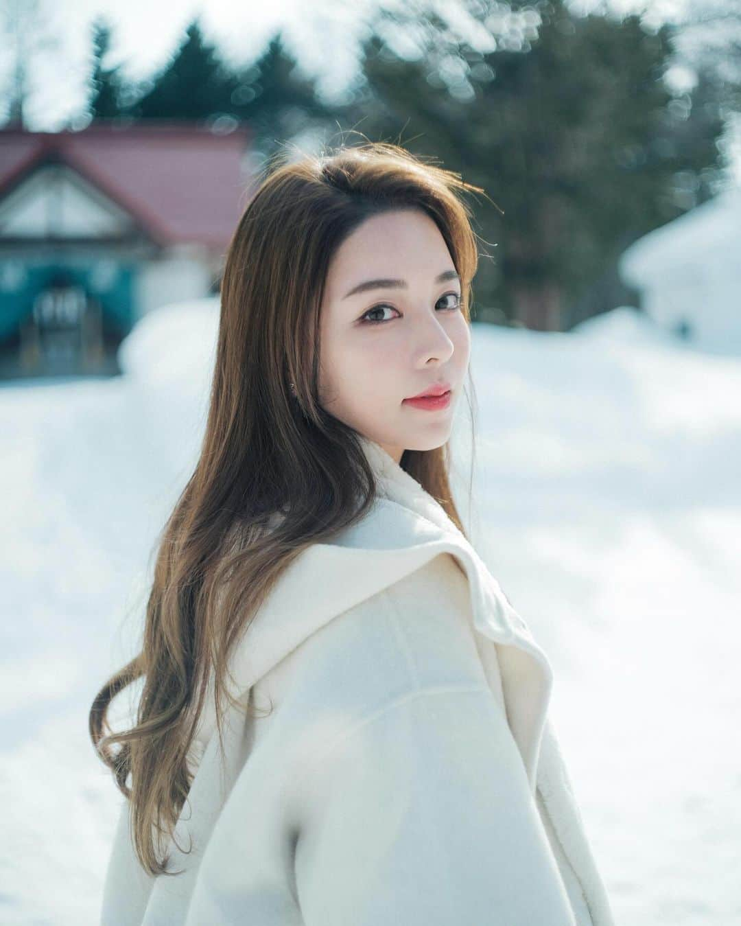 Vivi Tamさんのインスタグラム写真 - (Vivi TamInstagram)「Vivi in White☃️❄️  Photographer: @henrylamck」12月26日 13時23分 - vivivvtam