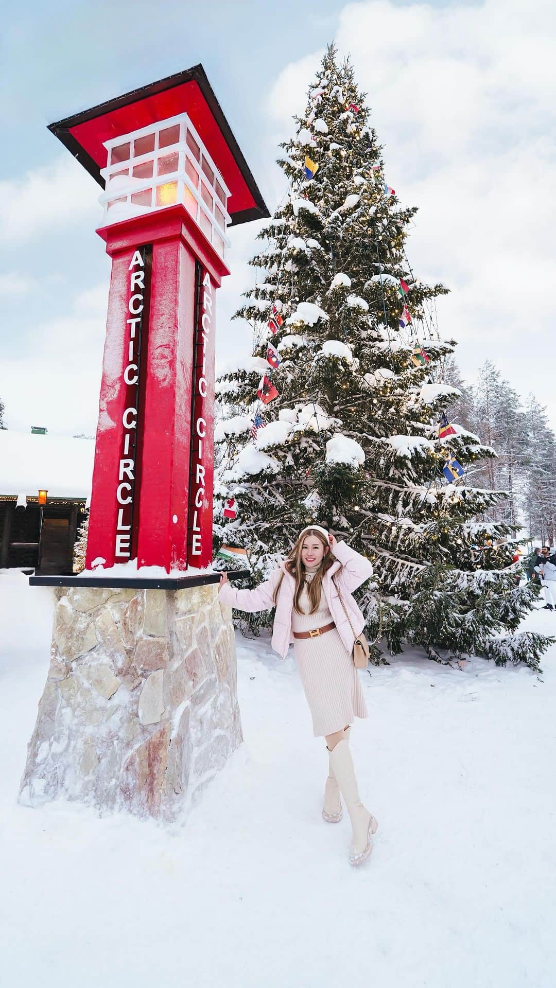 Stella Leeのインスタグラム：「Do you want to see where Santa Claus lives and cross the Artic Circle? Then comes to Rovaniemi, Finland 🇫🇮 We spent Christmas day on this place and had the most magical white Christmas ever! ❄️❄️❄️」